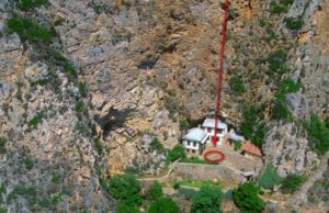 Tânăr român absolvent de Teologie, găsit mort pe Muntele Athos, cu o icoană în mână. Băiatul s-a prăbuşit în gol 40 de metri de pe o stâncă