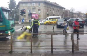 Femeie omorâtă de maşina de gunoi pe trecerea de pietoni, pe Calea Dorobanţi din Capitală