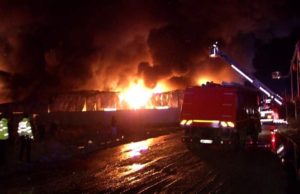 Mesaj Ro-Alert, după incendiul din Afumaţi: „Evitaţi zona. Degajări mari de fum”