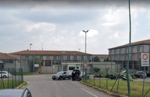 Român arestat în Italia, după ce şi-a atacat soţia cu un cuţit de bucătărie de faţă cu copilul lor