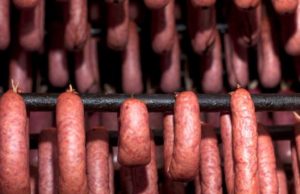 Poliţiştii din Mangalia, pe urmele unui hoţ care a dat o spargere în seara de Crăciun şi a furat numai cârnaţii din frigider