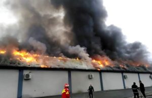 Arde sala de nunţi a cântăreţei Angela Rusu. Incendiu uriaş în Gherla