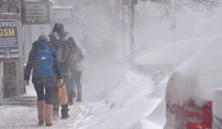 Iarna îşi intră în drepturi! Meteorologii au emis o avertizare de ninsori, polei şi viscol
