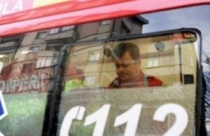 Un bărbat băut şi fără permis şi-a călcat tatăl cu maşina, apoi a fugit de la locul accidentului