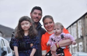 Mama a două fetiţe, descoperită cu cancer, se pregăteşte de ultimul Crăciun alături de familie