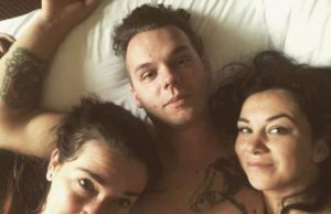 Un soț și o soție s-au îndrăgostit de o femeie! Amândoi! Acum au o relație în trei, cu șase copii! Cum funcționează tot. „Nu simțim gelozie, ci teamă”