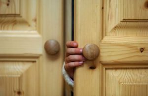 Băiat dispărut de peste 2 ani, găsit ascuns în dulapul unui bărbat acuzat de fapte cumplite