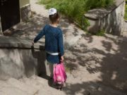 Maria, o fetiţă de 8 ani din Suceava, nevăzătoare, a murit după ce a căzut pe scările şcolii