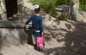 Maria, o fetiţă de 8 ani din Suceava, nevăzătoare, a murit după ce a căzut pe scările şcolii