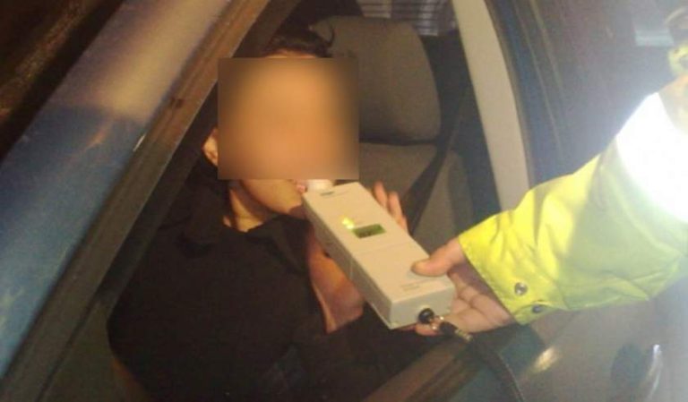 Adolescentă de 15 ani prinsă beată la volan, în Tulcea. Furase maşina de la o cunoştinţă