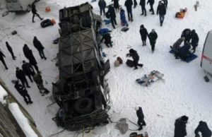 19 morţi și 22 de răniţi într-un autocar care a căzut de pe pod, pe un râu îngheţat din Rusia