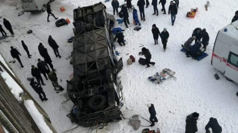 19 morţi și 22 de răniţi într-un autocar care a căzut de pe pod, pe un râu îngheţat din Rusia