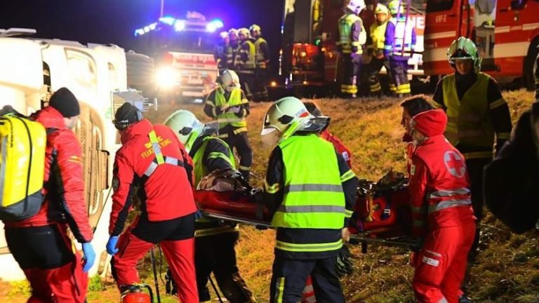 Femeie aproape moartă în cabina TIR-ului unui şofer român care a răsturnat camionul, în Austria