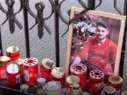 Altar cu flori şi lumânări pe podul sub care a fost găsit mort Vasile. Mâine, băiatul orfan va fi condus pe ultimul drum