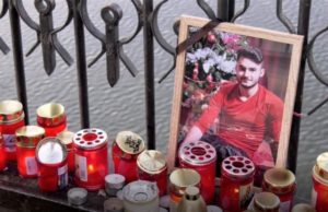 Altar cu flori şi lumânări pe podul sub care a fost găsit mort Vasile. Mâine, băiatul orfan va fi condus pe ultimul drum