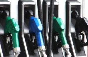 Preţul carburanţilor ar trebui să scadă cu 45 de bani pe litru, de la 1 ianuarie. Supraacciza, eliminată