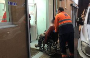 Un bărbat din Botoşani şi-a tăiat gura cu drujba, în timp ce tăia lemne, rupt de beat