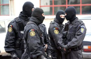 DIICOT desfăşoară 76 de percheziţii în 12 judeţe, la sediile unei universităţi. 100 de persoane duse la audieri