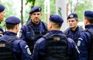 Bătrân de 78 de ani căzut pe stradă, salvat de jandarmii din Brașov