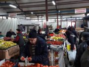 Cumpărături pe ultima sută de metri, din care nu lipsesc legume oltenești pentru masa de Revelion