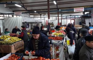 Cumpărături pe ultima sută de metri, din care nu lipsesc legume oltenești pentru masa de Revelion