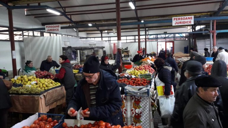 Cumpărături pe ultima sută de metri, din care nu lipsesc legume oltenești pentru masa de Revelion