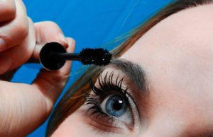 Infecții grave ale ochilor, la femei, provocate de un obicei zilnic