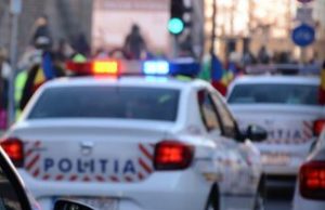 Bătrân legat, lovit şi tâlhărit după ce a primit în casă un fals reporter. Două tinere şi un bărbat, reţinuţi de poliţişti