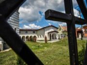 Doi morţi, ținuţi în magazia de lemne pentru că preotul a considerat că erau prea săraci pentru capela mortuară