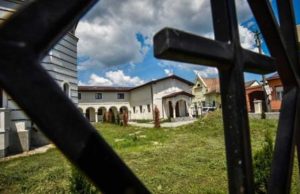 Doi morţi, ținuţi în magazia de lemne pentru că preotul a considerat că erau prea săraci pentru capela mortuară