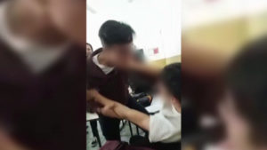 scene-violente-intr-un-liceu-cunoscut-din-buzau-doi-elevi-s-au-luat-la-bataie-in-sala-de-clasa-sub-privirile-colegilor-video-255700