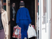 O îndragită vedetă din România în rolul de Moş Crăciun pentru 1000 de familii defavorizate din judeţul Constanţa