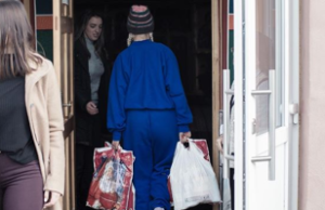 O îndragită vedetă din România în rolul de Moş Crăciun pentru 1000 de familii defavorizate din judeţul Constanţa