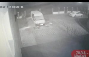 Răzbunare olteneasca. O familie din Craiova a fost la un pas de o tragedie după ce mai mulți indivizi au aruncat cu cokteiluri Molotov în casa și curte