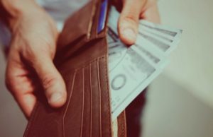 Și-a pus toți banii strânși într-o cutie de pantofi. Când și-a dat seama ce a făcut era deja prea târziu! Mare atenție unde vă păstrați economiile