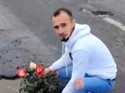VIDEO | Doi tineri au plantat trandafiri în gropile de pe un drum național din județul Vrancea
