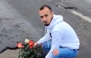 VIDEO | Doi tineri au plantat trandafiri în gropile de pe un drum național din județul Vrancea