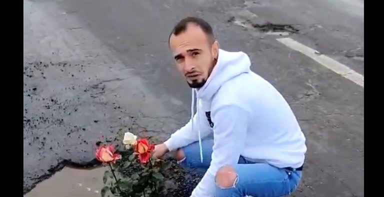 VIDEO | Doi tineri au plantat trandafiri în gropile de pe un drum național din județul Vrancea
