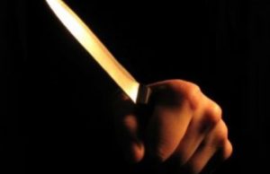 Agent de pază înjunghiat de trei ori de un tânăr care ar fi agresat o chelneriţă într-un club