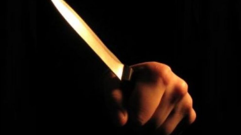 Agent de pază înjunghiat de trei ori de un tânăr care ar fi agresat o chelneriţă într-un club