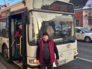 Vasile era în troleul 5 când a zărit o tânără cu un băiat. Aceasta l-a întrebat ceva, după care s-a așezat pe scaunele din față. După câteva stații, bărbatul a realizat cine era de fapt tânăra: „Plângea, biata de ea!”