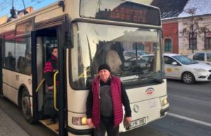 Vasile era în troleul 5 când a zărit o tânără cu un băiat. Aceasta l-a întrebat ceva, după care s-a așezat pe scaunele din față. După câteva stații, bărbatul a realizat cine era de fapt tânăra: „Plângea, biata de ea!”