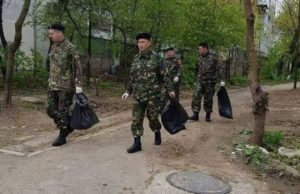 Realitatea cruntă din România! Militarii adună gunoaiele, iar asistaţii social trândăvesc în cârciumi şi puşcăriaşii domnesc în închisori