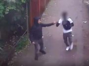 Tineri filmați în timp ce se „felicită” după o crimă. Victima, înjunghiată în inimă