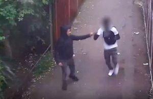 Tineri filmați în timp ce se „felicită” după o crimă. Victima, înjunghiată în inimă