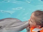 O fetiță autistă se vindecă datorită delfinilor