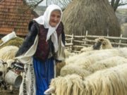 La 92 de ani, Maria Marina este îndrăgostită de tradițiile românești, de straiele tradiționale și de… muncă