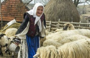 La 92 de ani, Maria Marina este îndrăgostită de tradițiile românești, de straiele tradiționale și de… muncă