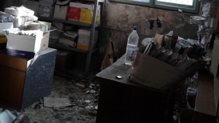 Povestea unei femei trimise să-și caute singură actele pentru pensie, într-o hală cu mucegai. „Ne-au spus să venim cu mănuși și măști”