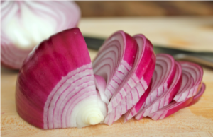 Maceratul de ceapă în vin alb poate curăța eficient venele și arterele înfundate – iată cum se prepară